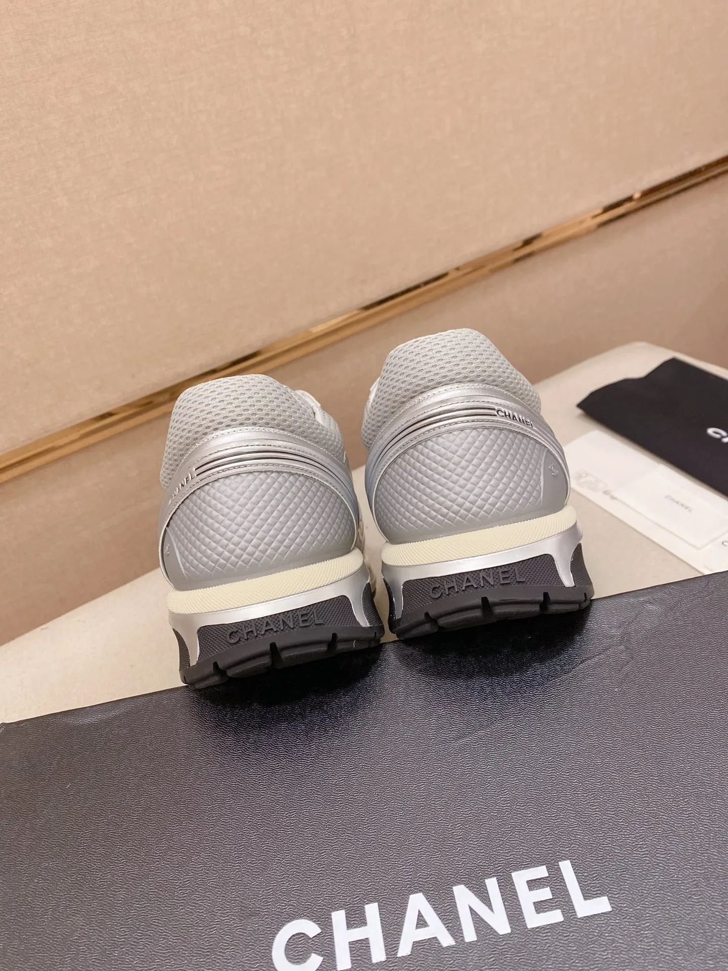 Factory price: 620💰 Chanel Chanel - 2026 counter top casual sports shoes This classic design; the upper is electro-embroidered with a variety of techniques; the outsole is fashionable and sporty; the extraordinary inclusion of a variety of color matching elements... The diversified mix and match is very beautiful and versatile, casual, fashionable, sports and outdoor can be taken into account... ꫛꫀꪝ Go➫ Material: ❶Upper is made of: Original imported high-mercerized smooth cow suede + special anti-mesh fabric ❷Inner use: original imported breathable mesh ❸Outsole based on: original TPU combination outsole Full set of boutique packaging for women 35–41 men 38-45